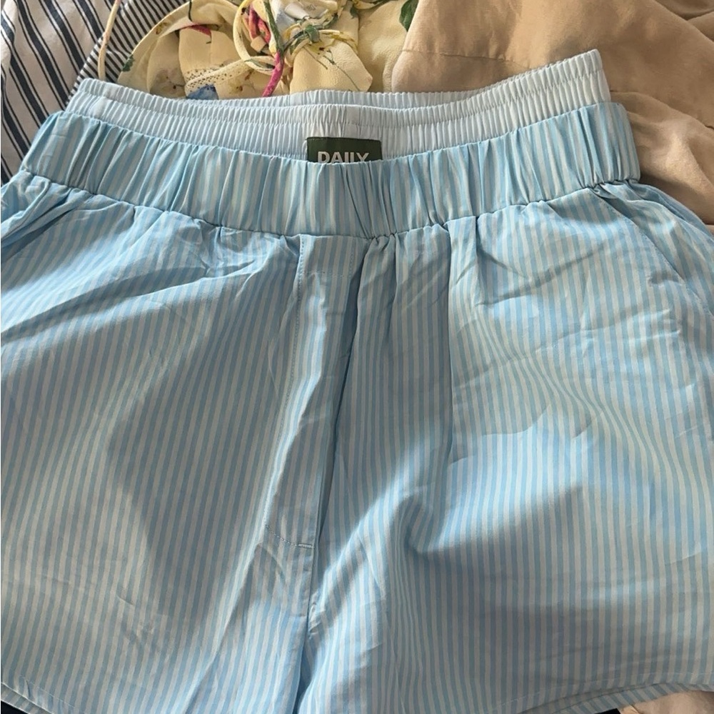NEW DAILY DRILLS DOUBLE BANDED POPLIN SHORTS. XS/S - $120❤️ SOLD OUT EVERYWHERE